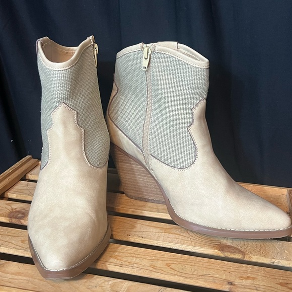 C Comfort Shoes - #4753. C Comfort Tan Western Style Faux-Suede Bootie. Women's size 11W